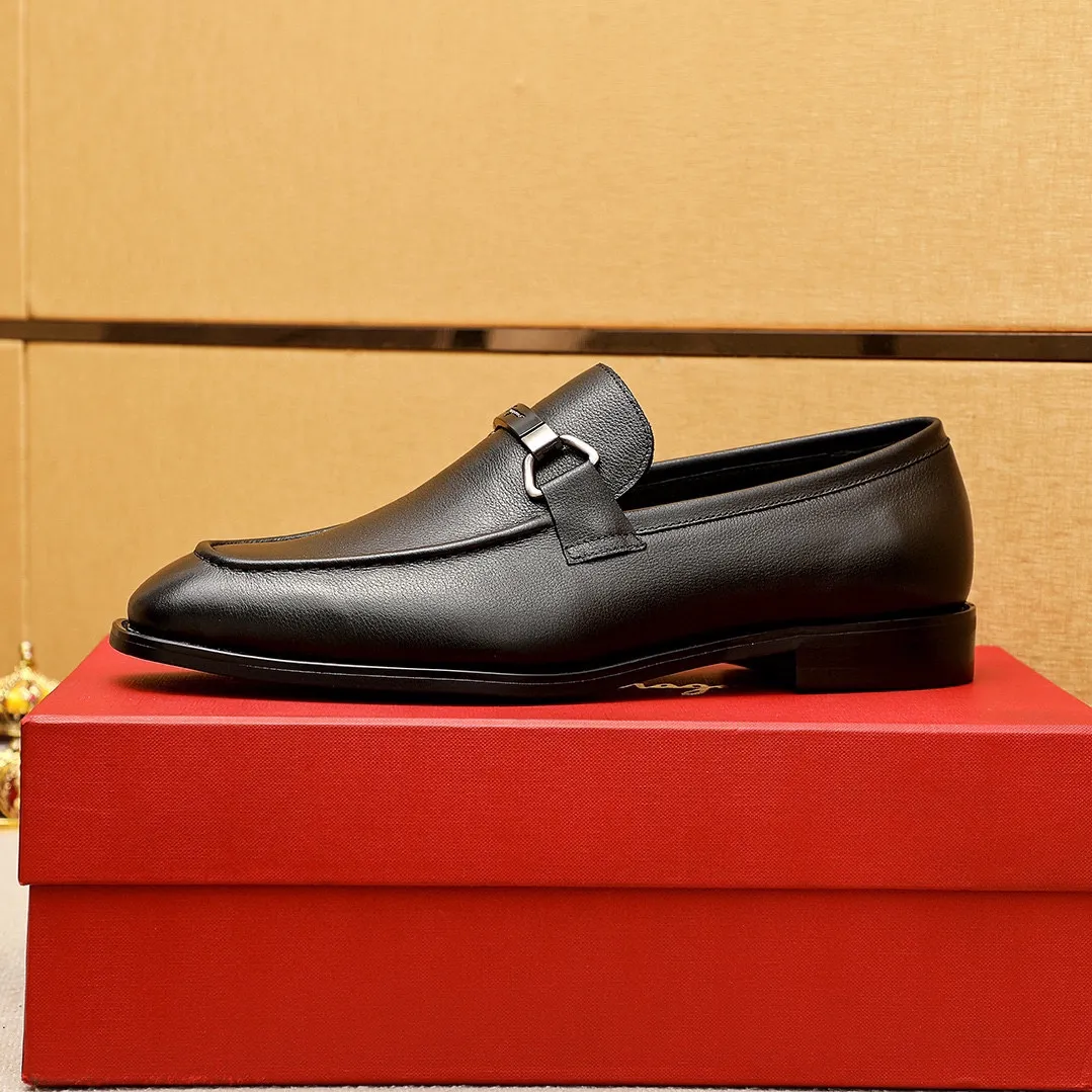 Men's shoes 💰480 💐 Product trademark: Ferragamo "Ferragamo" casual leather shoes Regular size: 38-44 (45.46🉑️customized) Product materials: Selected imported first-layer calfskin upper + luxury hardware buckle, imported water-dyed cow leather lining. Strong three-dimensional visual effect, original rubber outsole Color: 3⃣️colors available